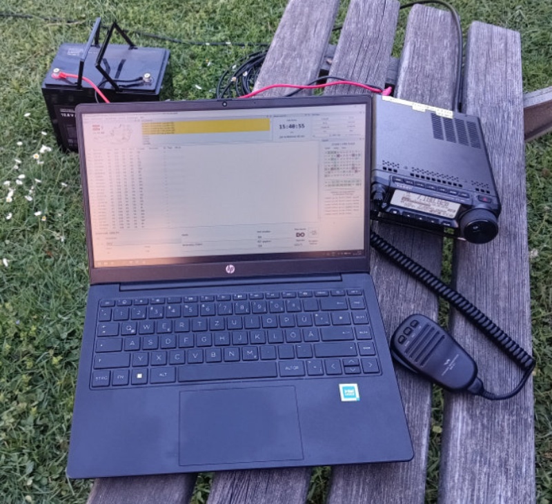 Laptop,Funkgerät und Akku beim AOEE (c) Fabian OE9LTX
